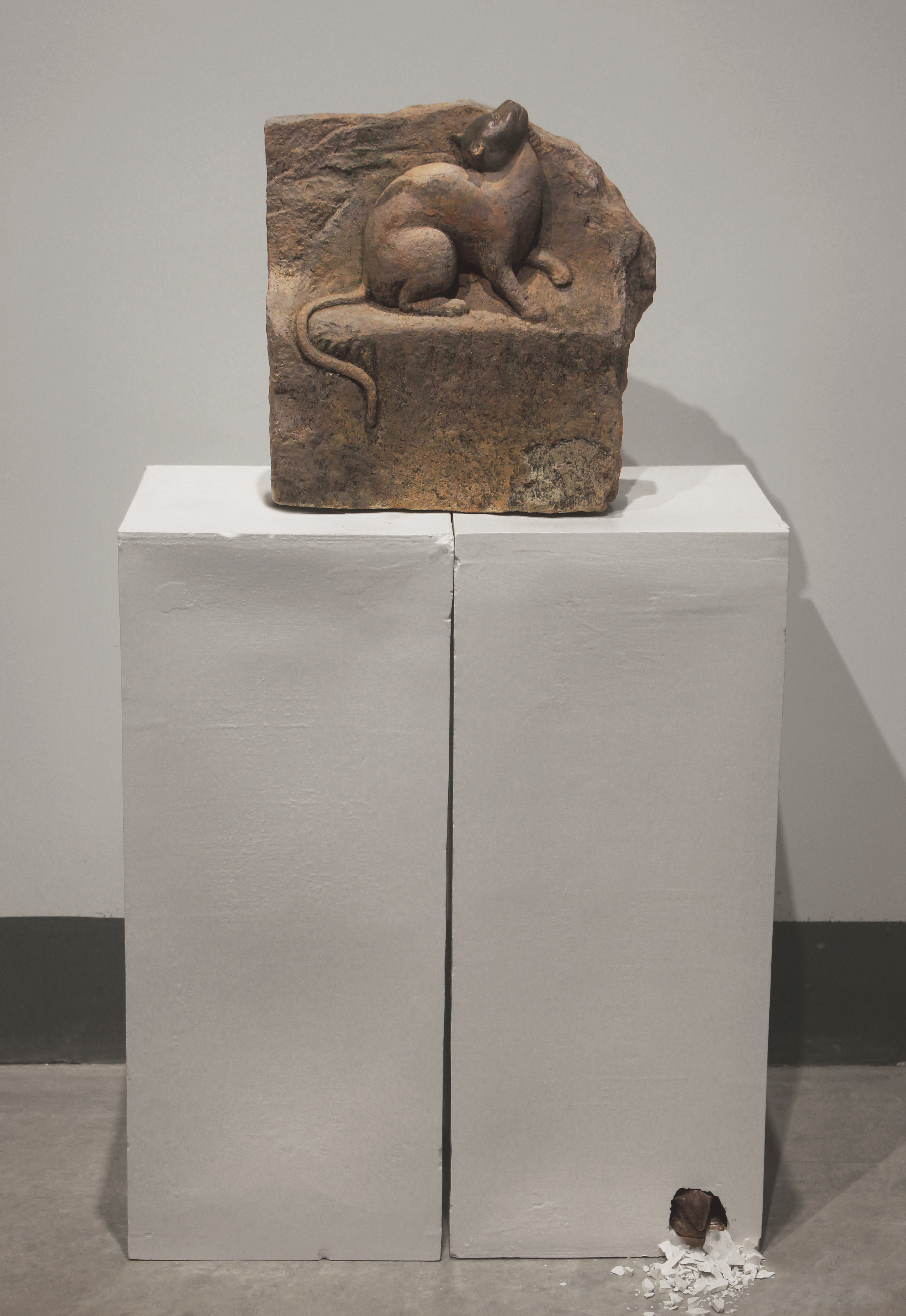 《大足石刻猫鼠图续--老鼠也想参展》 Sequel to Cat and Mouse from Dazu Rock Carvings – The Mouse Also Wants to Join the Exhibition
